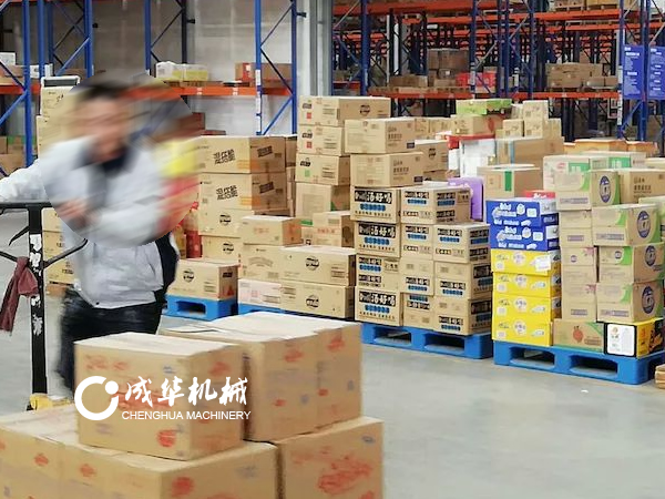 成华搬运车在小食品厂家仓库搬运实例